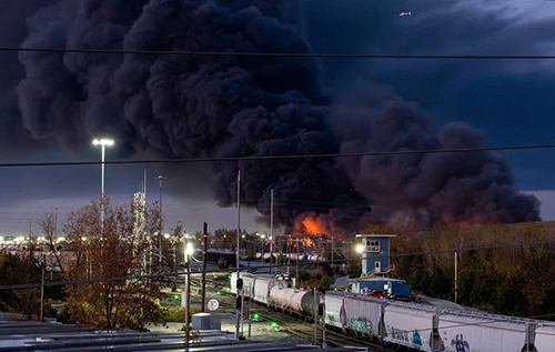 "Перетворився на величезну вогняну кулю": у Кентуккі впав вантажний літак, щонайменше троє людей загинуло й 11 поранено "Перетворився на величезну вогняну кулю": у Кентуккі впав вантажний літак, щонайменше троє людей загинуло й 11 поранено