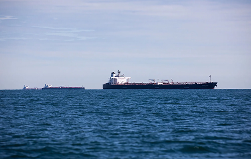 Постачання російської нафти морем впало до мінімуму завдяки санкціям Трампа, – Bloomberg