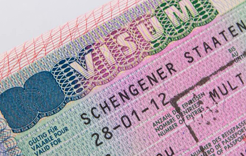 ЄС ухвалив рішення більше не видавати мультивізи громадянам РФ