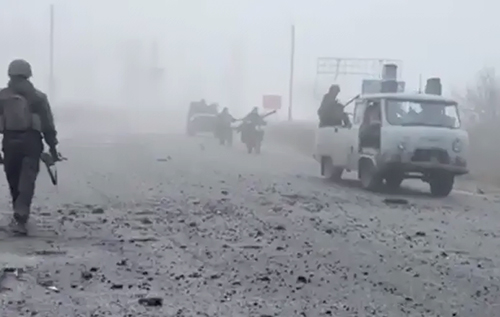 Пішки, на "буханках" та мотоциклах: росіяни показали, як масово заходять у Покровськ. ВІДЕО