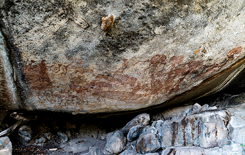 На давніх наскельних малюнках виявили моторошних істот із великими головами