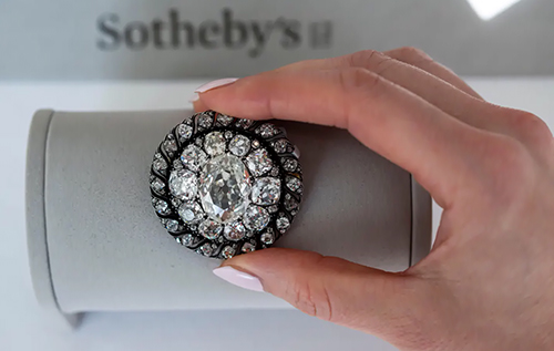 Діамантову брошку Наполеона продали на аукціоні за 4,4 мільйона доларів Діамантову брошку Наполеона продали на аукціоні за 4,4 мільйона доларів