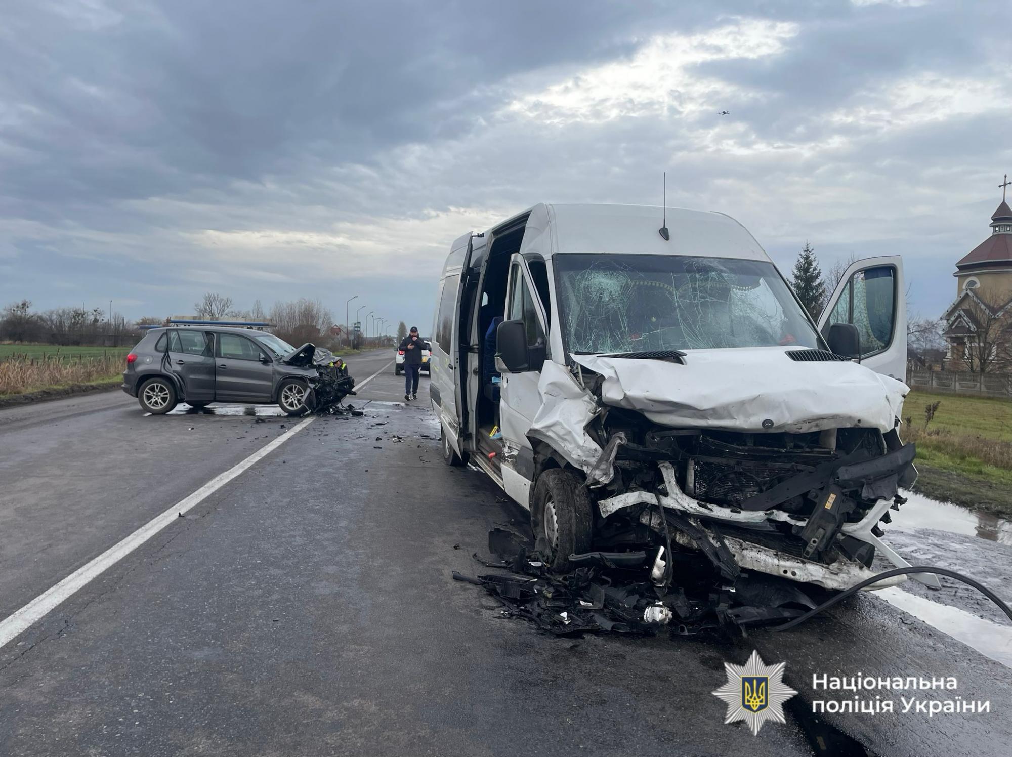 На Прикарпатті у ДТП потрапив рейсовий автобус: одна людина загинула, є травмовані На Прикарпатті у ДТП потрапив рейсовий автобус: одна людина загинула, є травмовані