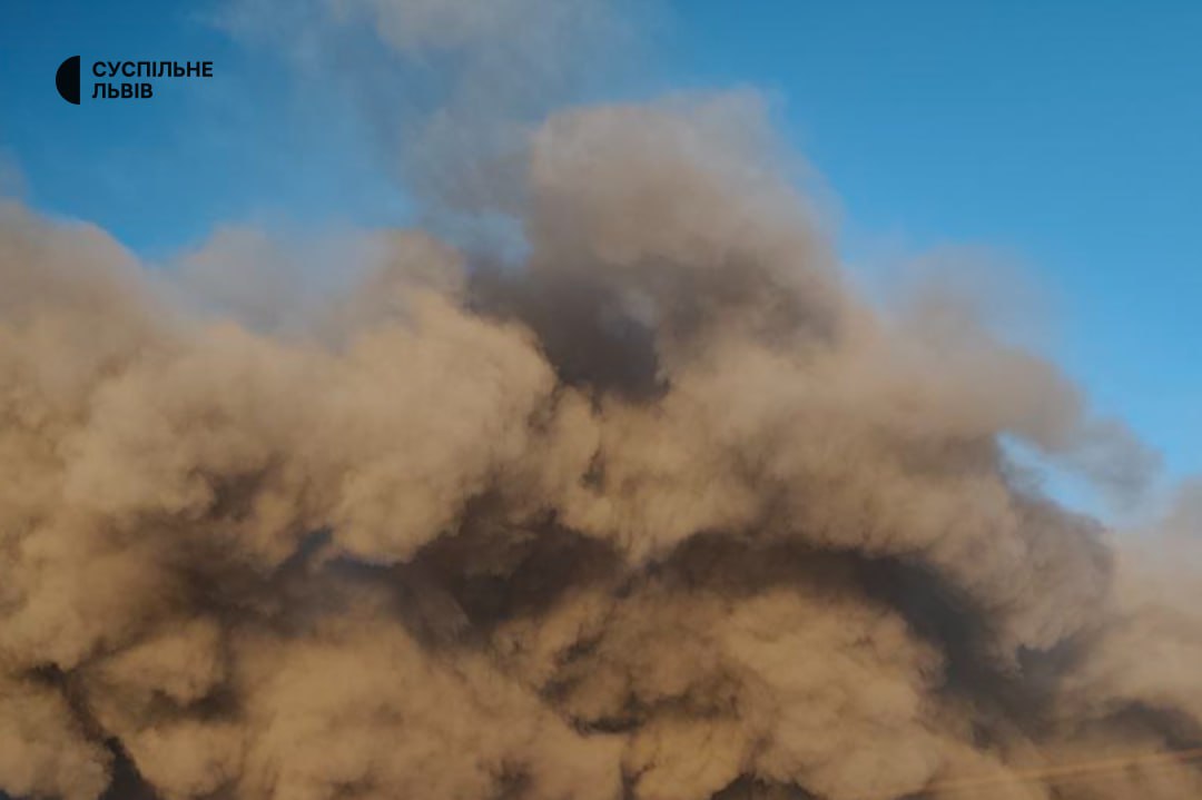 РФ атакувала Львівщину: пошкоджені енергооб'єкт, деревообробне підприємство і склад. ФОТО РФ атакувала Львівщину: пошкоджені енергооб'єкт, деревообробне підприємство і склад. ФОТО