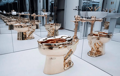 В США на аукціоні продали 100-кілограмовий унітаз з чистого золота В США на аукціоні продали 100-кілограмовий унітаз з чистого золота