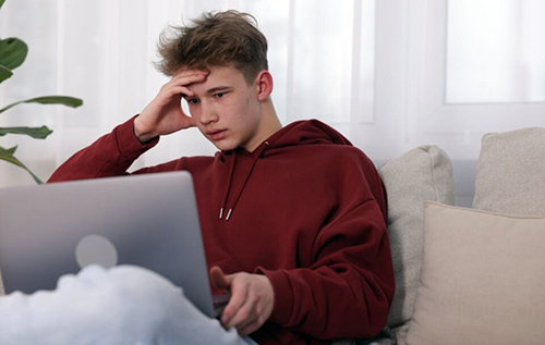 Молодь стає самотньою: багато підлітків звертаються до ШІ за порадами та компанією, – дослідження