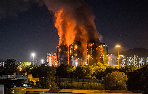 В житловому комплексі Гонконгу масштабна пожежа забрала життя щонайменше чотирьох людей. ВІДЕО