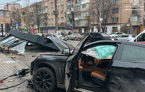 У Хмельницькому водій на швидкості влетів у зупинку: троє загиблих