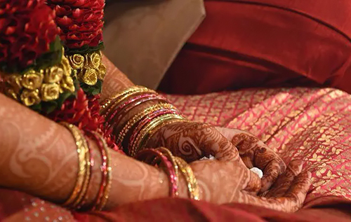 В Індії жінка вийшла заміж за свого коханого під час його похорону