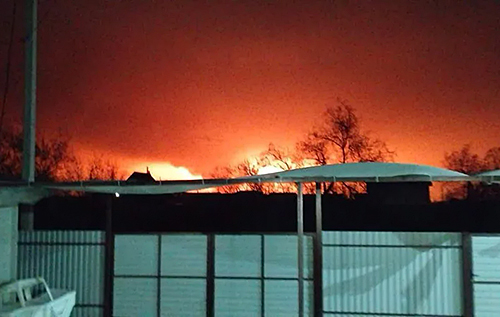 Безпілотники атакували порт у Краснодарському краї: спалахнула масштабна пожежа на газовому терміналі. ВІДЕО