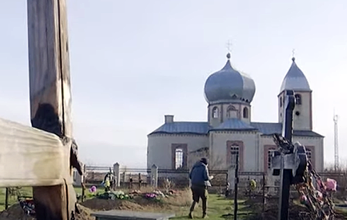 Росіяни спалили кладовище, священник пішов на фронт: історія села, яке знищує армія Путіна. ВІДЕО