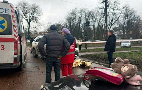 У Прилуках на Чернігівщині поліцейські на службовому авто збили матір з дитиною