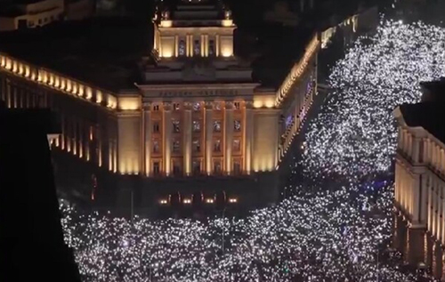 В Болгарії на тлі масових протестів уряд подав у відставку В Болгарії на тлі масових протестів уряд подав у відставку