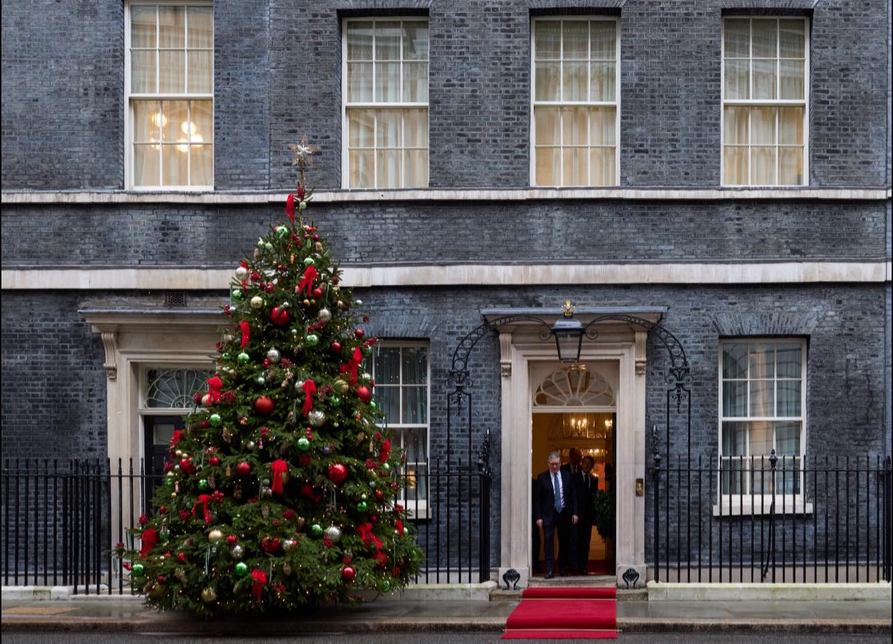 З Тернополя до Лондона: українська жар-птиця прикрашає ялинку біля резиденції прем’єра Великої Британії