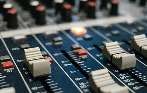 Російська "радіостанція судного дня" транслює погрози на адресу України через "атаку" на резиденцію Путіна