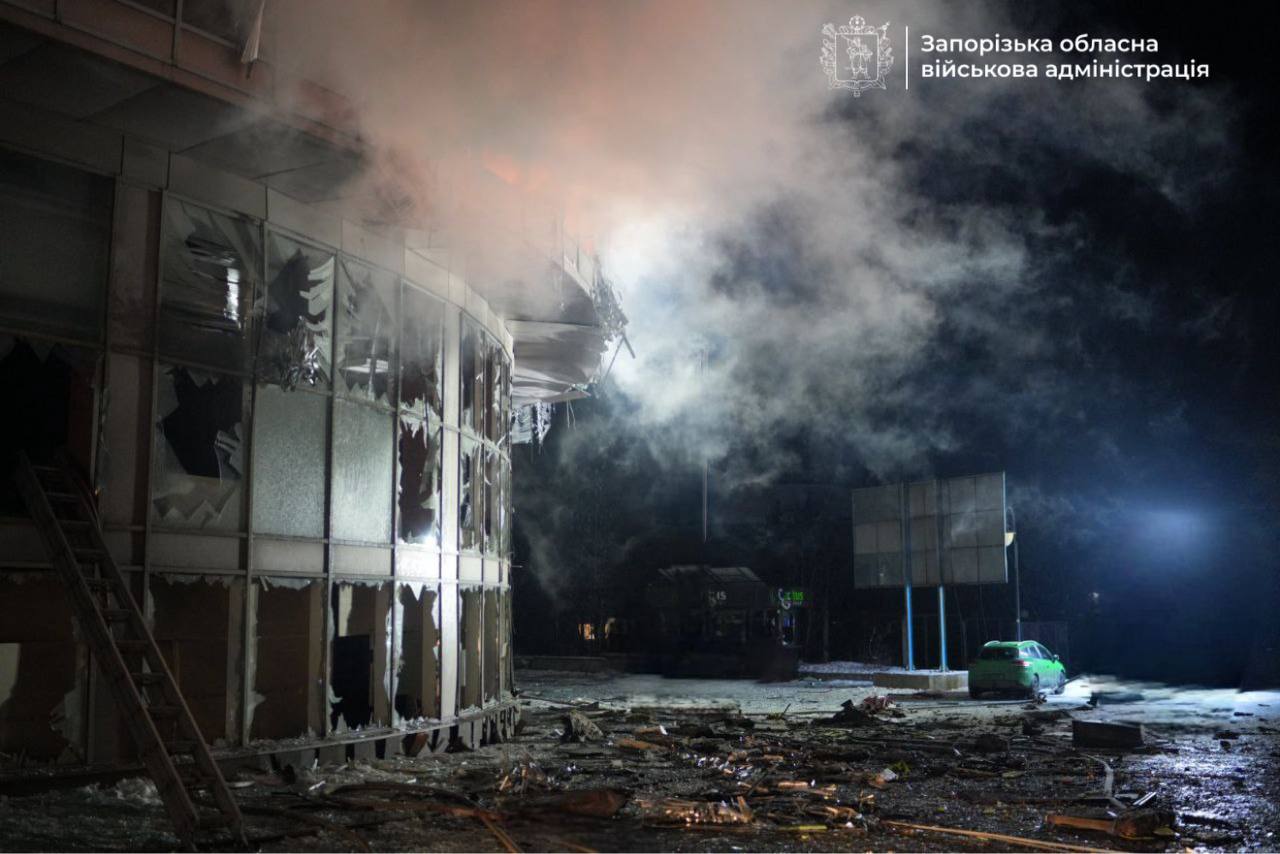 РФ атакувала Україну безпілотниками: у Запоріжжі сталися займання, на Чернігівщині під ударом була лікарня, на Дніпровщині є постраждалі. ФОТО. ВІДЕО