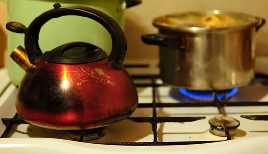 Коли немає ані світла, ані тепла: як безпечно зігрітися на власній кухні без ризиків для життя і здоров’я