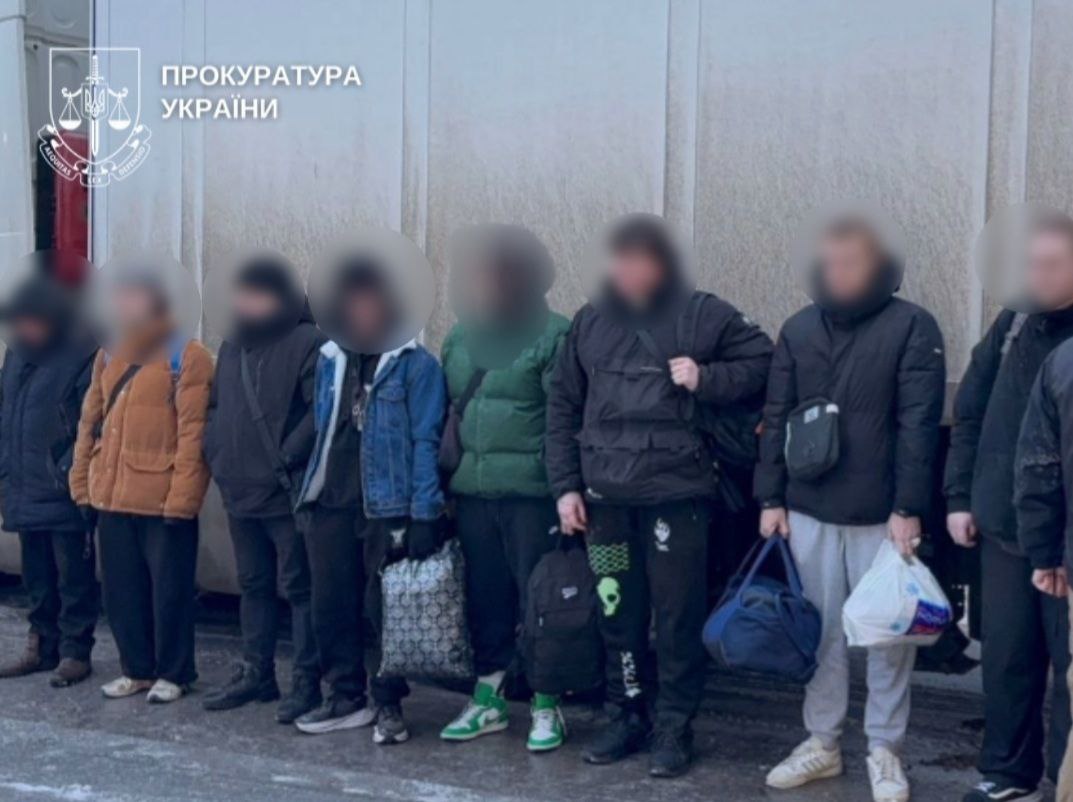 На Буковині іноземець намагався вивезти до Молдови сімох чоловіків у вантажівці з пивом