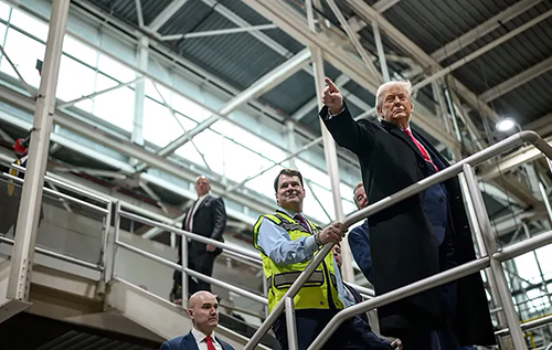 Трамп нецензурно вилаявся і показав середній палець працівнику заводу Ford. ВІДЕО