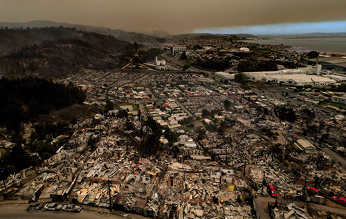 У Чилі вирують масштабні пожежі: 18 людей загинули, згоріли тисячі гектарів лісу та сотні будинків. ФОТО