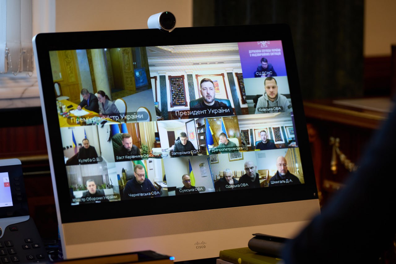 "Доручив Прем’єр-міністру України та міністру енергетики України до 18-ї години сьогодні дати повний аналіз щодо термінів відновлення в кожному регіоні", - Зеленський