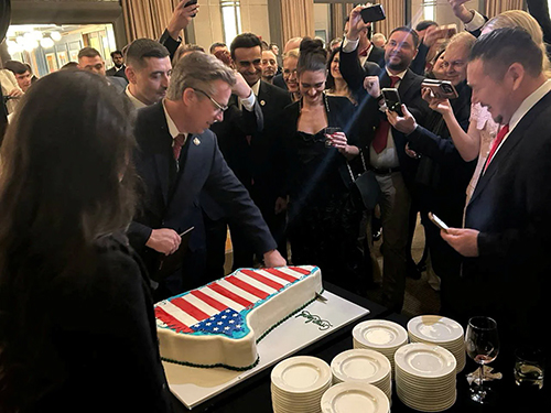 У Вашингтоні подали торт у формі Гренландії з американським прапором