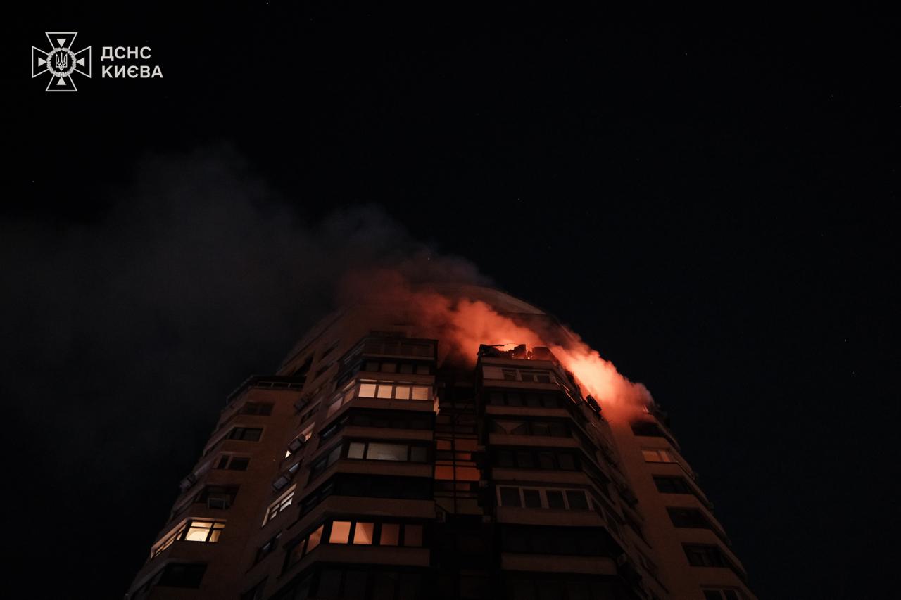 У Києві в результаті удару РФ пошкоджені багатоповерхівки, дитсадок та АЗС, постраждали троє людей. ФОТО