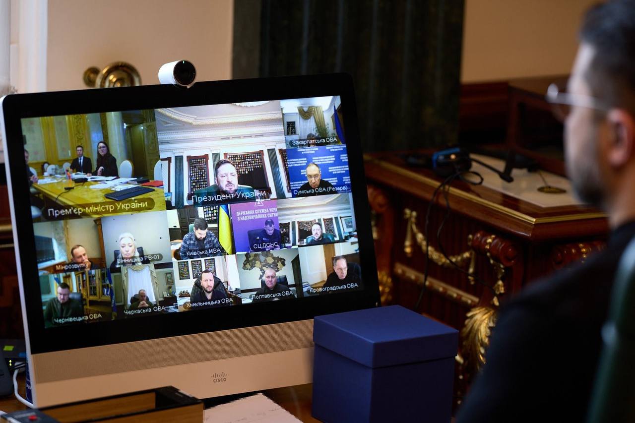 У Києві понад 1100 багатоповерхівок залишаються без опалення, над відновленням теплопостачання працюють більш ніж 200 бригад, — Зеленський