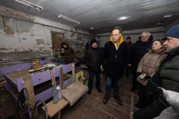 Рютте відвідав Чернігівщину: йому показали підвал, де окупанти місяць тримали ціле село