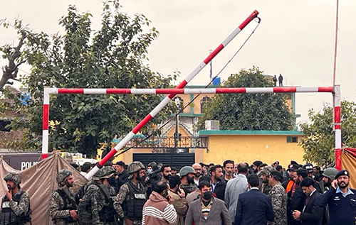 В Пакистані смертник підірвав себе у мечеті під час молитви: десятки людей загинули В Пакистані смертник підірвав себе у мечеті під час молитви: десятки людей загинули