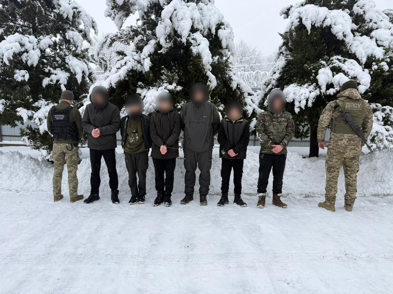 Організатор планував заробити 45 тис. євро: біля кордону з Румунією затримали групу з п'яти ухилянтів