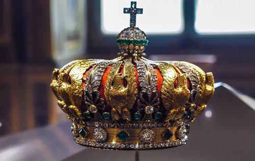 "Розчавлена, але майже ціла": Лувр показав корону дружини Наполеона III, яка була пошкоджена під час пограбування музею