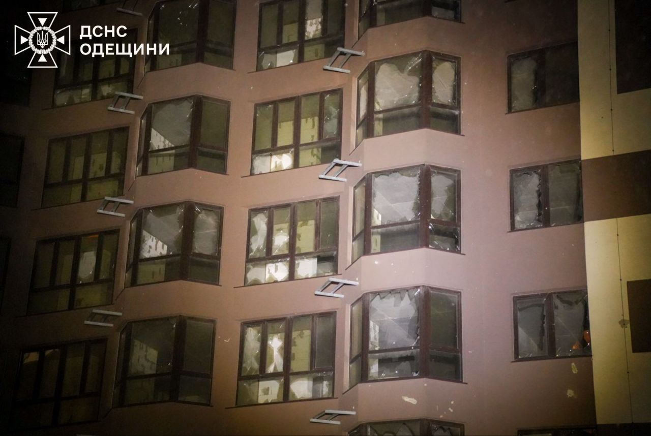 Пошкоджено 24-поверхівку: в Одесі внаслідок нічної атаки "шахедами" є загиблий та постраждалі. ФОТО