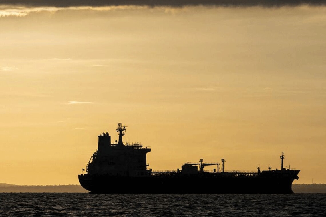 Дві країни стали на заваді новим нафтовим санкціям ЄС проти РФ, - Bloomberg