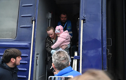 Верховна Рада дозволила обов'язкову евакуацію дітей із територій бойових дій