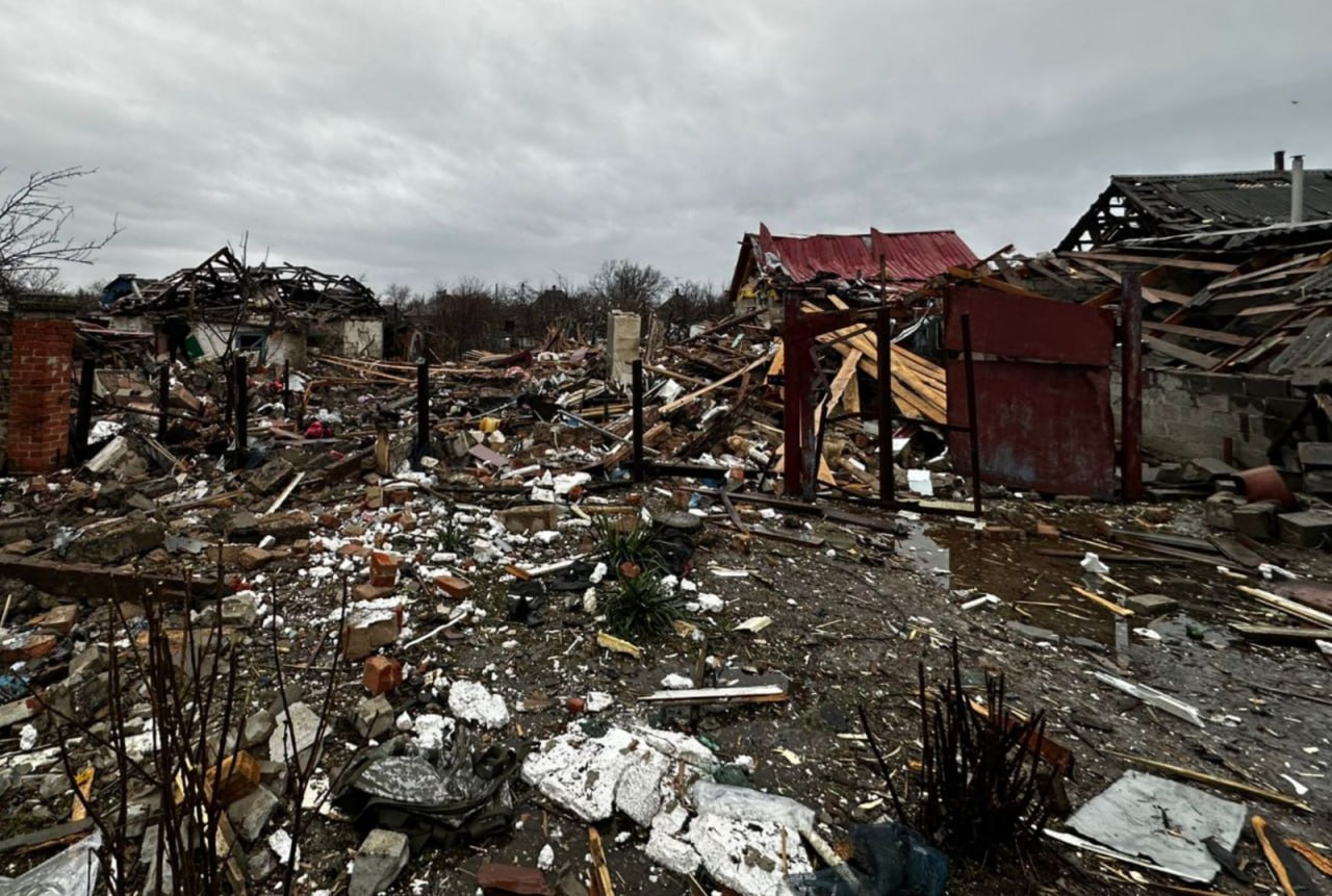 У Краматорську внаслідок удару РФ по приватному будинку загинули троє братів, їхні мати та бабуся поранені. ФОТО