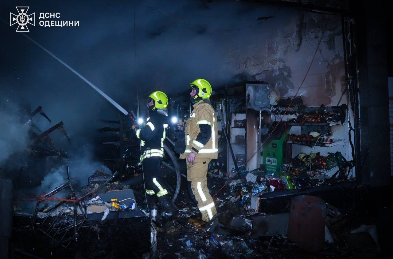 РФ атакувала Україну дронами та ракетами: в Одесі є поранені, в Дніпрі пошкоджено адмінбудівлю. ФОТО