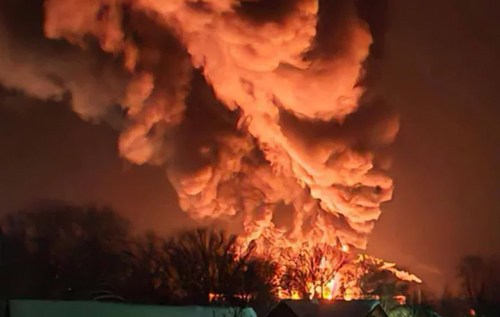 Росіяни поскаржились на атаку дронів у Псковській області РФ: горить резервуар із нафтопродуктами. ВІДЕО