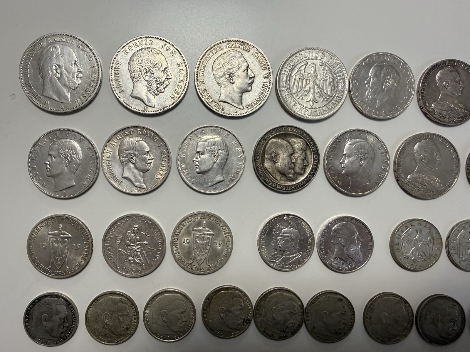 Львівські митники вилучили в іноземця мемуари Муссоліні та німецькі гроші, які можуть мати історичну цінність. ФОТО