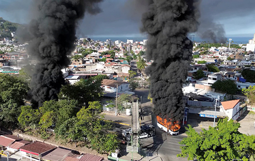 Хаос в аеропортах і блокади доріг: у Мексиці вбивство одного з найвпливовіших наркоторговців світу спричинило хвилю заворушень