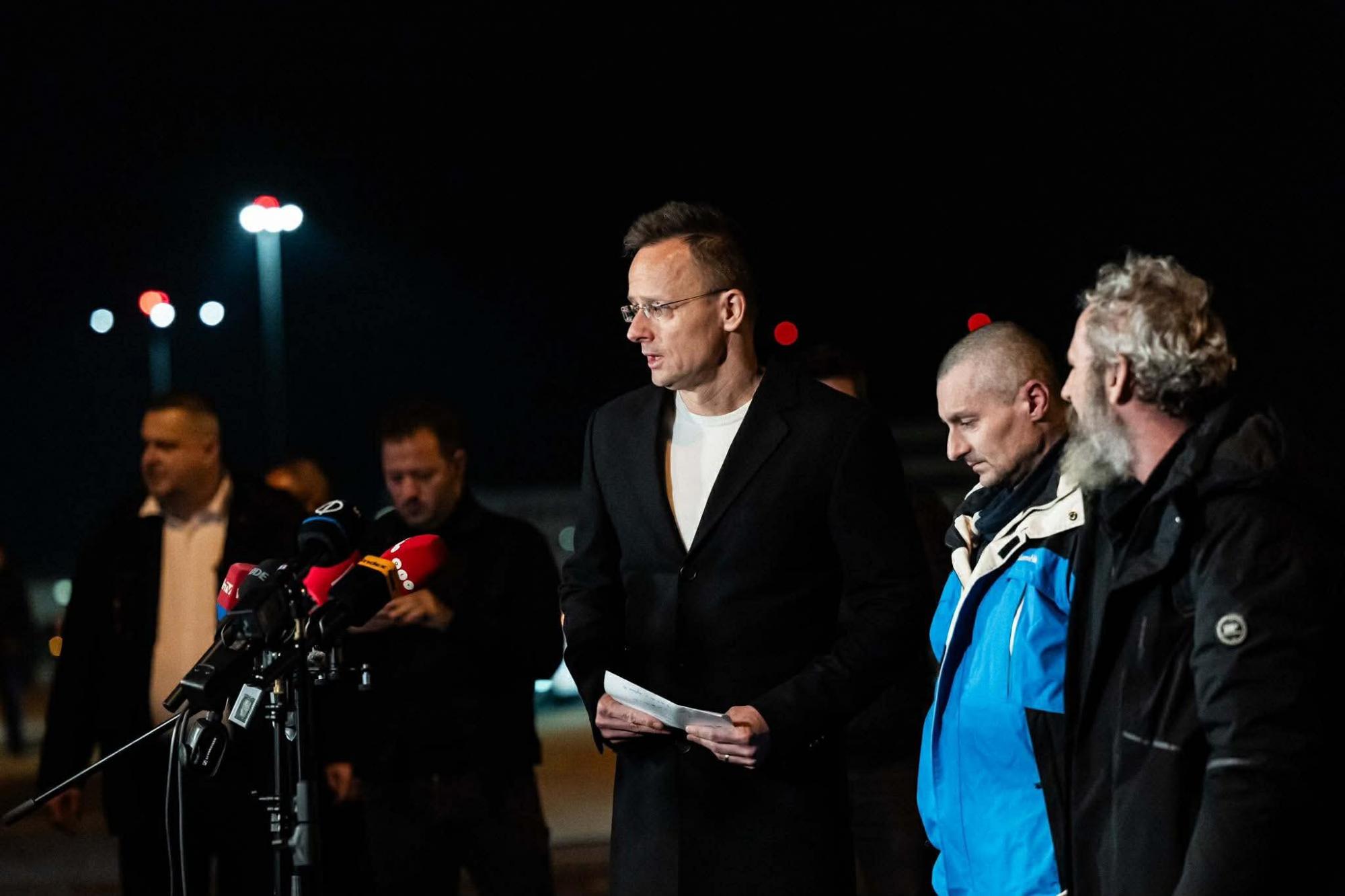 Привіз до Будапешта: Сійярто показав двох українських військовополонених, яких Росія передала Угорщині Привіз до Будапешта: Сійярто показав двох українських військовополонених, яких Росія передала Угорщині