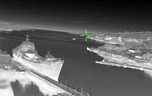 Кадри влучних ударів: ГУР оприлюднило відео атак на російські кораблі, катери та вертоліт Ка-27