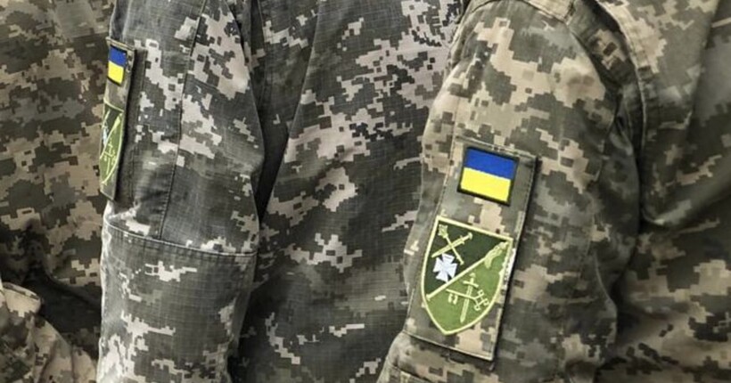 На Прикарпатті чоловік під час перевірки документів вдарив ножем двох військових ТЦК та втік