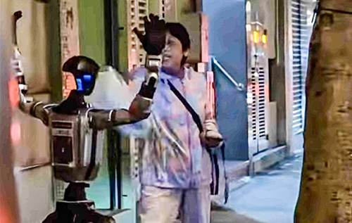 У Китаї поліція "арештувала" гуманоїдного робота, який налякав літню жінку. ВІДЕО