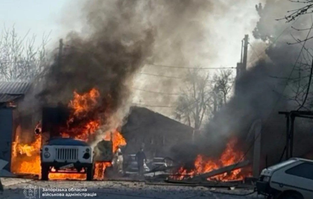 Росіяни обстріляли житловий квартал Запоріжжя: зруйновано будинок, одна людина загинула