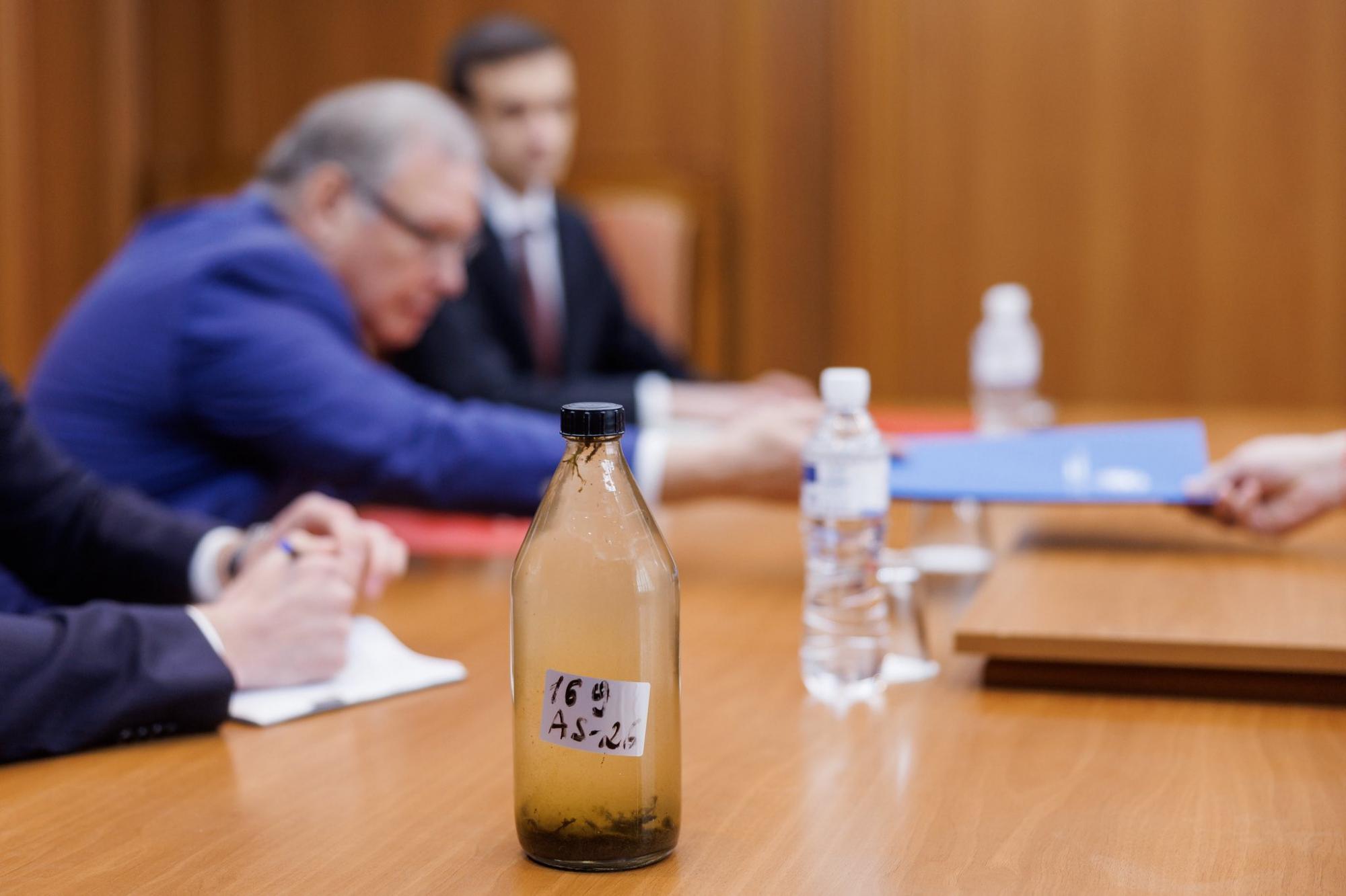 МЗС Молдови викликало російського посла та вручило йому пляшку забрудненої води з Дністра