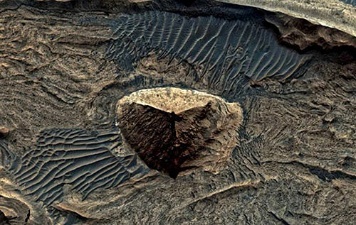 Гігантська піраміда на Марсі викликала нову хвилю суперечок: що приховують архіви ЦРУ