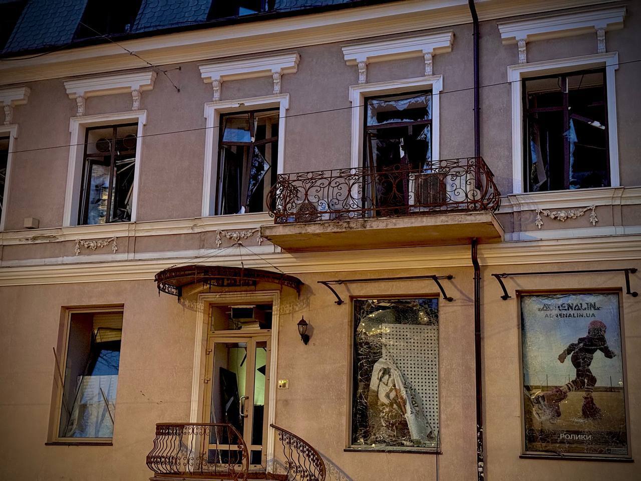 Внаслідок нічної атаки РФ у трьох районах Одеси пошкоджені будинки і гуртожиток. ФОТО