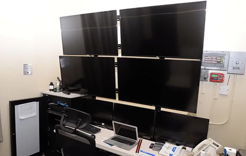 Шпигунська кімната Епштейна: в мережі оприлюднили нові фото з особняка в Нью-Йорку Шпигунська кімната Епштейна: в мережі оприлюднили нові фото з особняка в Нью-Йорку