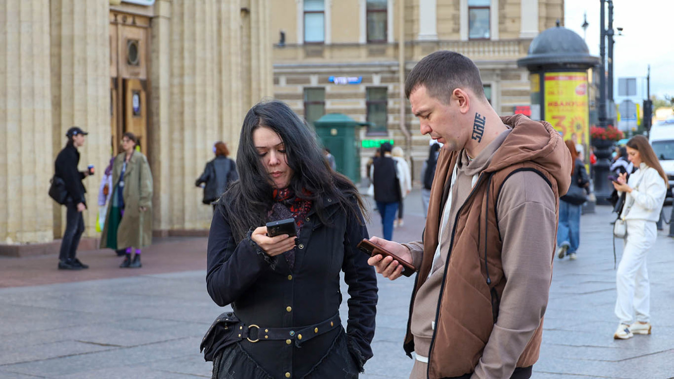 Підготовка до "повноцінної тотальної війни": У Петербурзі вслід за Москвою заглушили мобільний інтернет